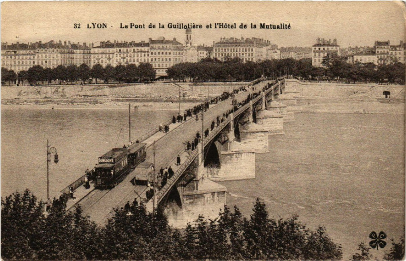 Carte postale ancienne Lyon Le Pont de la Guillotiere et l'Hotel de la Mutualite à Lyon