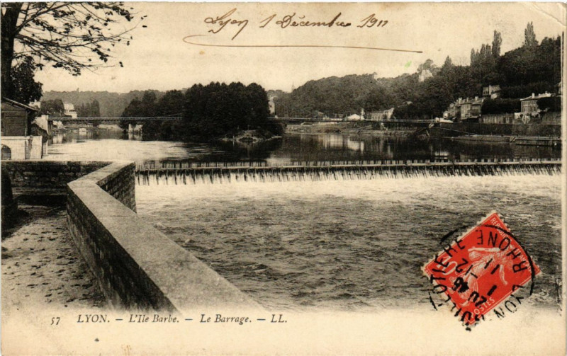 Carte postale ancienne Lyon L'Ile Barbe Le Barrage à Lyon