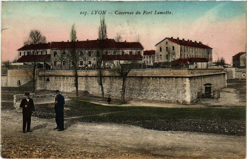 Carte postale ancienne Lyon Casernes du Fort Lamotte à Lyon