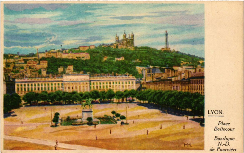 Carte postale ancienne Lyon Place Bellecour Basilique N. D. de Fourviere à Lyon