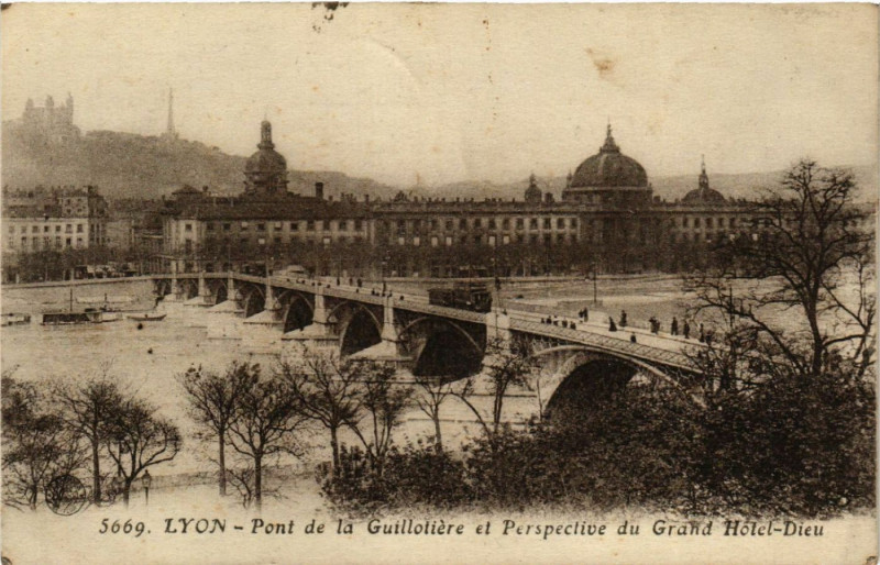 Carte postale ancienne Lyon Pont de la Guillotiere et perspective du Grand Hotel Dieu à Lyon