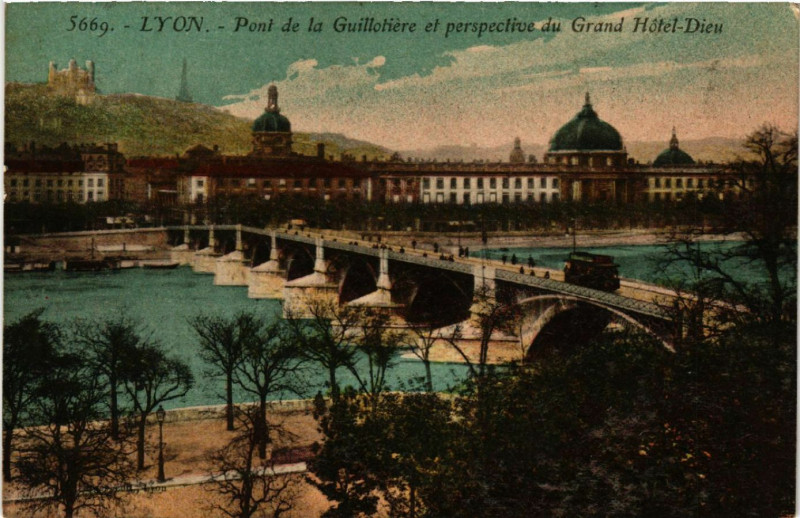 Carte postale ancienne Lyon Pont de la Guillotiere et perspective du Grand Hotel Dieu à Lyon