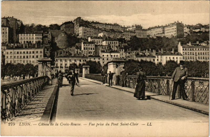 Carte postale ancienne Lyon Couteau de la Croix-Rousse vue prise du Pont Saint-Clair à Lyon