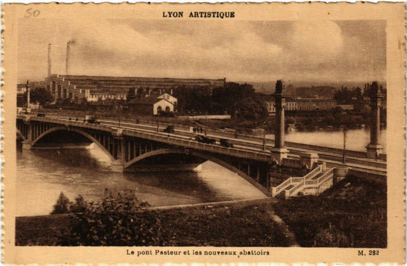 Carte postale ancienne Lyon Le Pont Pasteur et les nouveaux abattoirs à Lyon