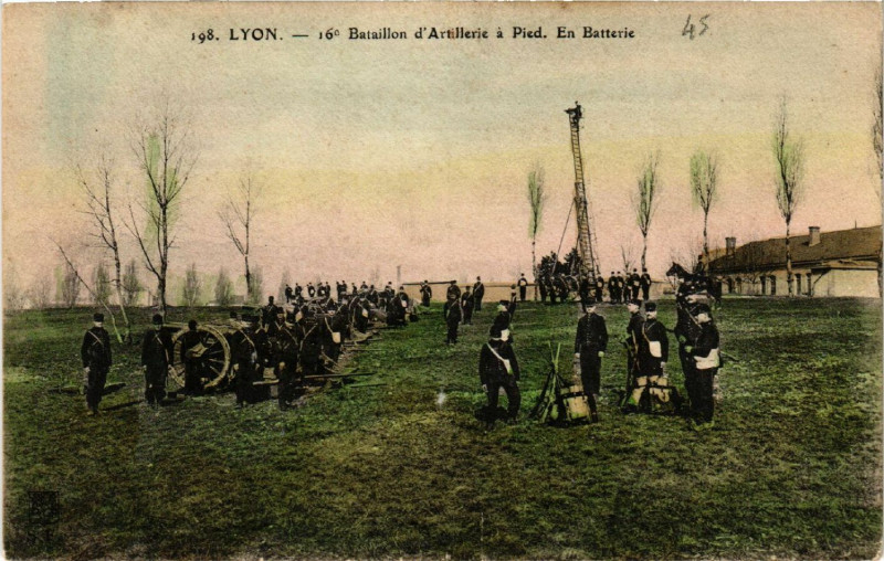 Carte postale ancienne Lyon 16e Bataillon d'Artilerie a Pied En Batterie à Lyon