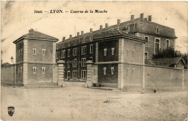 Carte postale ancienne Lyon Caserne de la Mouche à Lyon