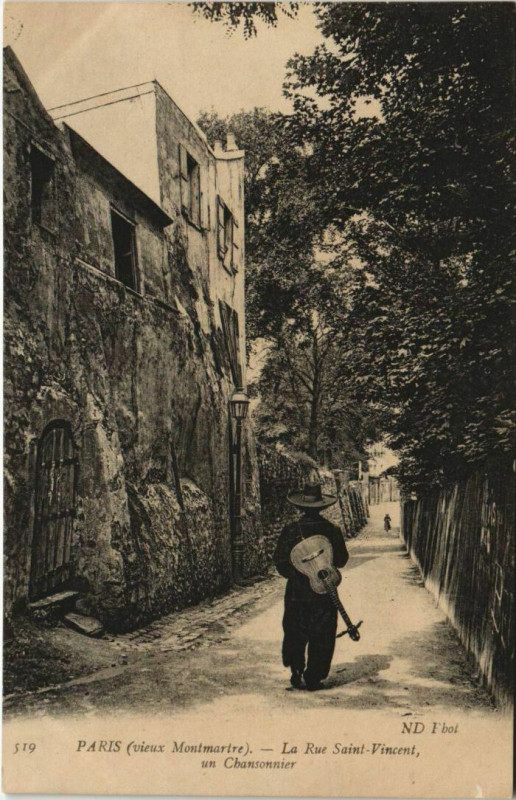 Carte postale ancienne Vieux Montmartre - La Rue Saint-Vincent - Un chansonnier à Paris 18e