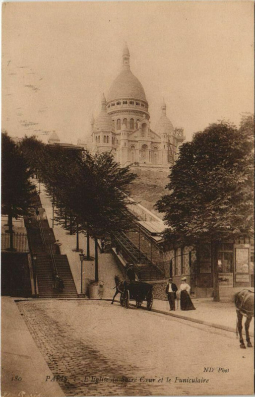 Carte postale ancienne L'Eglise du Sacré-Coeur et le Funiculaire à Paris 18e