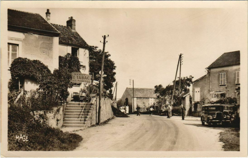Carte postale ancienne Sainte-Aulde La place à Sainte-Aulde