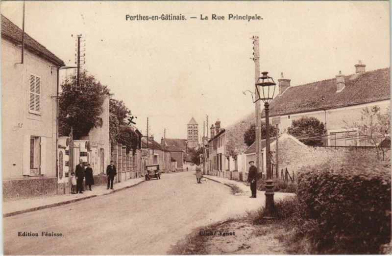 Carte postale ancienne Perthes-En-Gatinais Rue Principale à Perthes