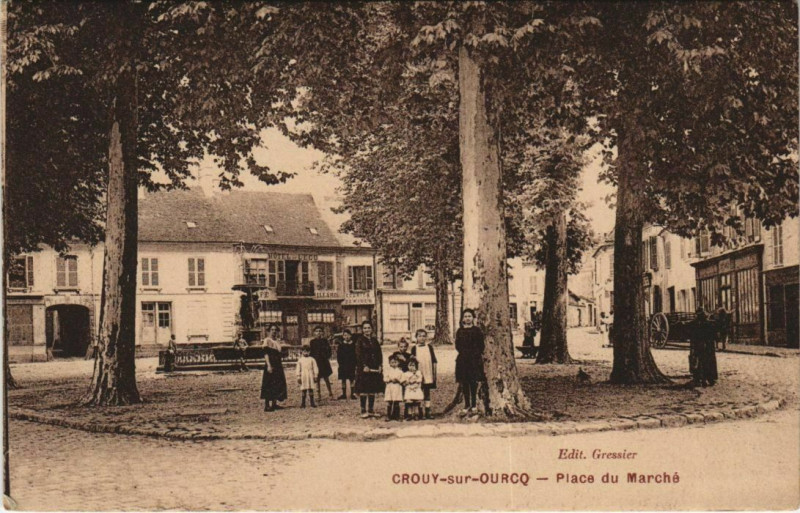 Carte postale ancienne Crouy-Sur-Ourcq Place du Marché à Crouy-sur-Ourcq