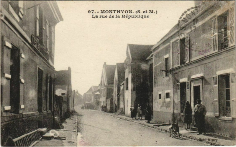 Carte postale ancienne Monthyon rue de la République à Monthyon