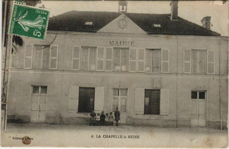 Carte postale ancienne La Chapelle-La-Reine La Mairie à La Chapelle-la-Reine