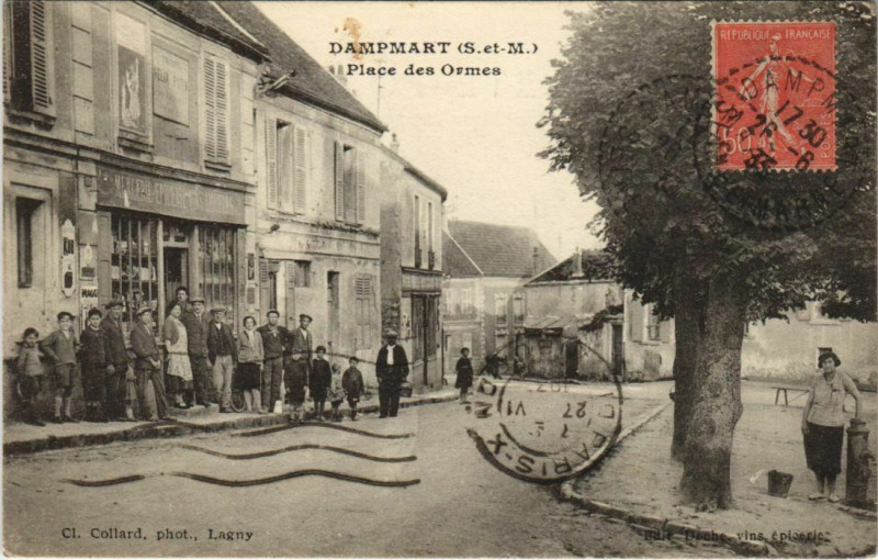Carte postale ancienne Dampmart Place des Ormes à Dampmart
