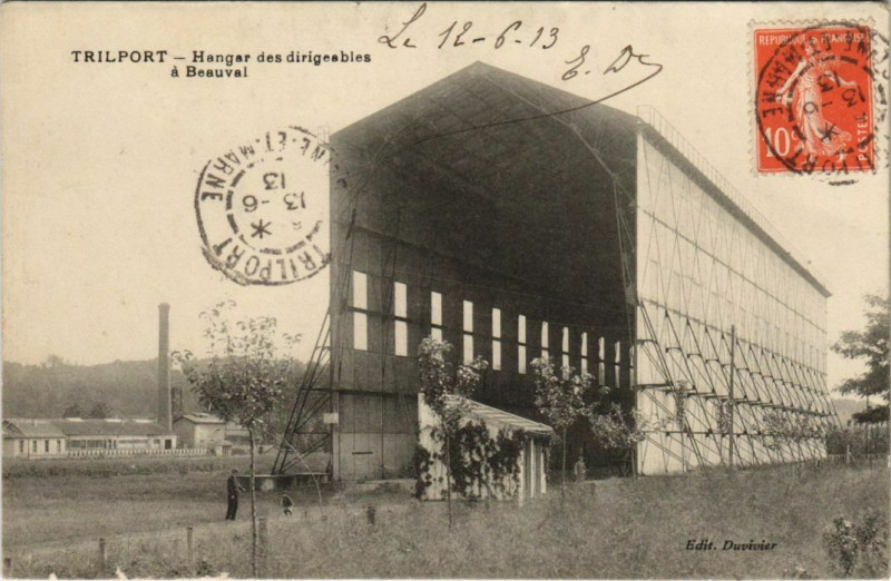Carte postale ancienne Trilport Hangar des dirigeables a Beauval à Trilport