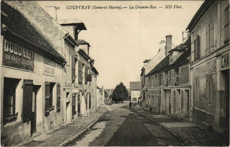 Carte postale ancienne Coupvray La grande Rue à Coupvray
