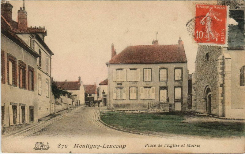 Carte postale ancienne Montigny-Lencoup Place de l'Eglise et mairie à Montigny-Lencoup