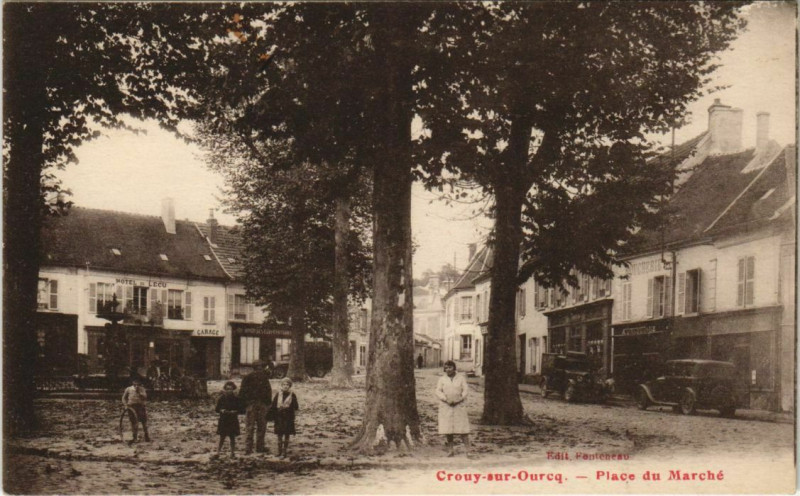 Carte postale ancienne Crouy-Sur-Ourcq Place du marché à Crouy-sur-Ourcq