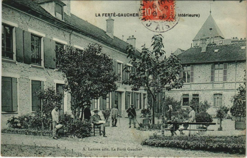 Carte postale ancienne La Ferte-Gaucher Cour intérieur