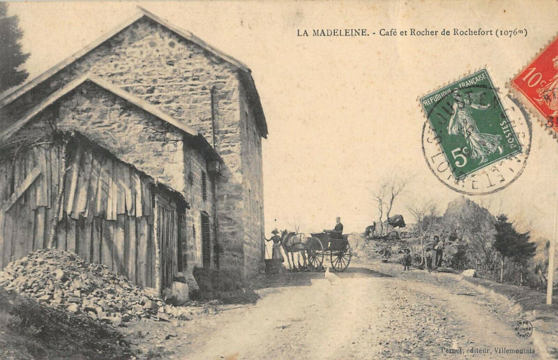Carte postale ancienne La Madeleine Cafe Et Rocher De Rochefort à Roche
