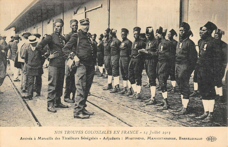 Carte postale ancienne Arrivee A Marseille Tirailleurs Senegalais Adjudants Martineau Mamadi à Marseille