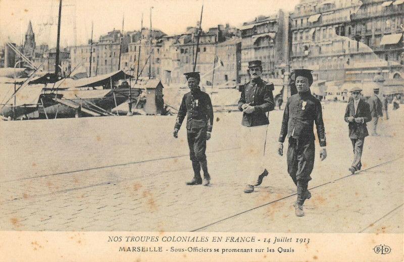 Carte postale ancienne Marseille Troupes Coloniales Sous Officiers Se Promenant Sur Les Quais à Marseille