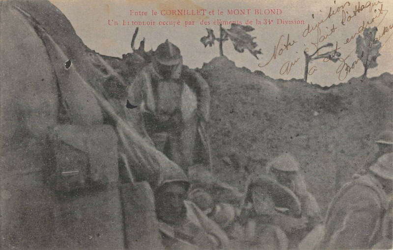 Carte postale ancienne Entre Le Cornillet Et Le Mont Blond Un Entonnoir Occupe Par Les Elements