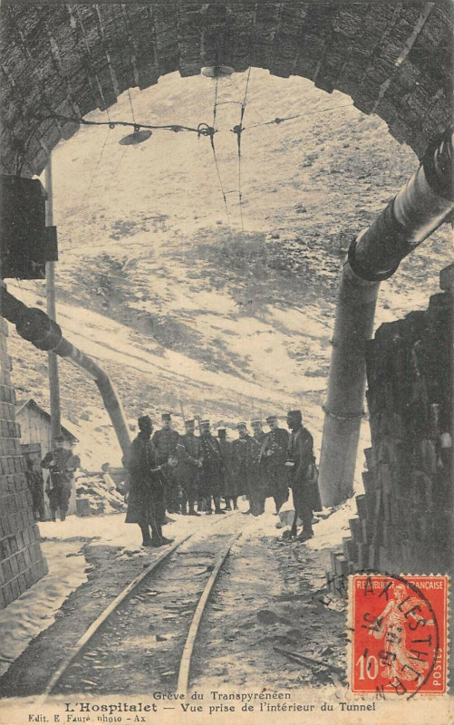 Carte postale ancienne L'Hospitalet Greve Du Transpyreneen Vue Prise De L'Interieur Du Tunnel