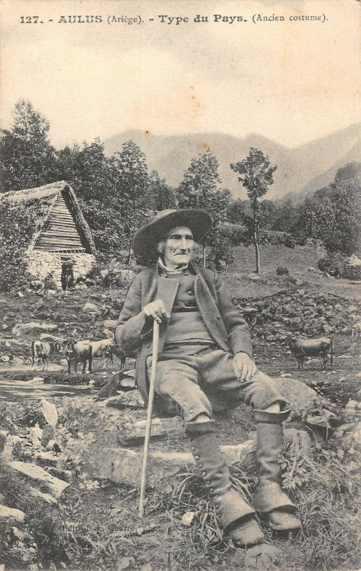 Carte postale ancienne Aulus Type Du Pays Ancien Costume à Cos