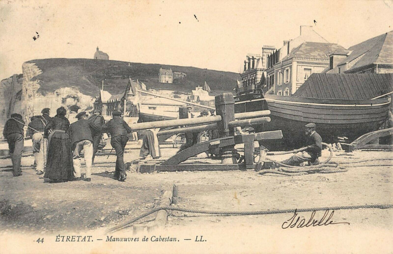 Carte postale ancienne Etretat Manoeuvres De Cabestan à Eu