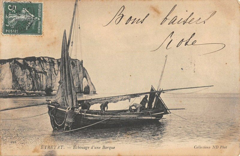 Carte postale ancienne Etretat Echouage D'Une Barque