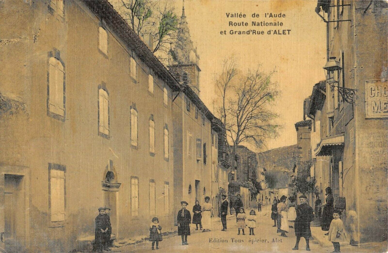 Carte postale ancienne Vallee De L'Aude Route Nationale Et Grand Rue D'Alet (cpa toilée