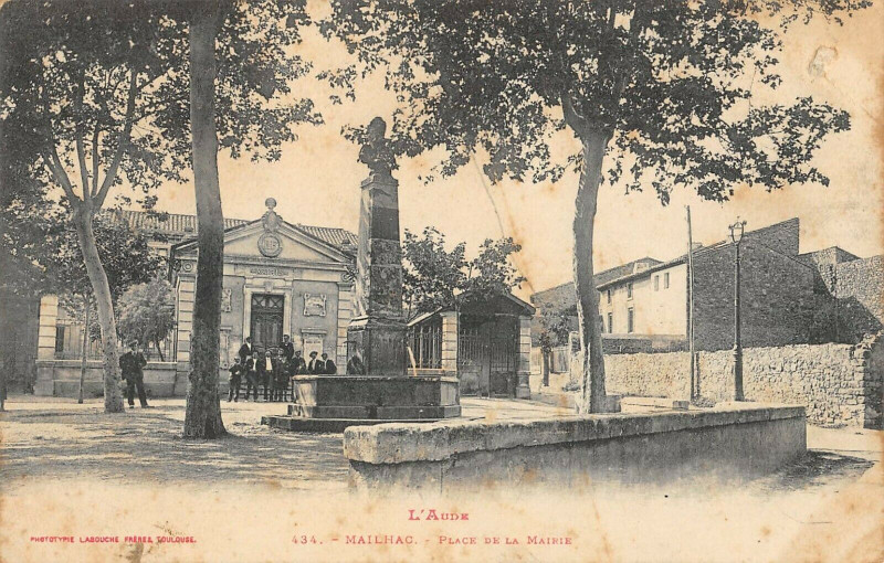 Carte postale ancienne Mailhac Place De La Mairie (cliché pas courant à Mailhac