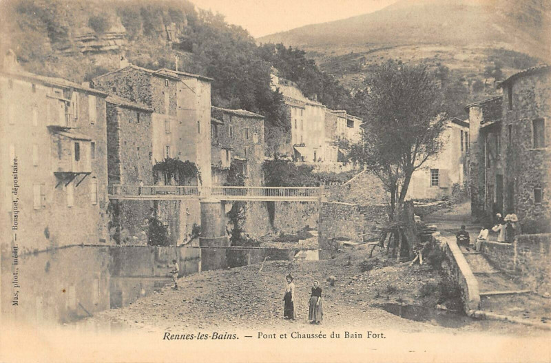 Carte postale ancienne Rennes Les Bains Pont Et Chaussee Du Bain Fort à Rennes-les-Bains