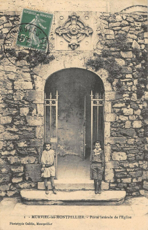 Carte postale ancienne Murviel Les Montpellier Porte Laterale De L'Eglise (cliché rare à Montpellier