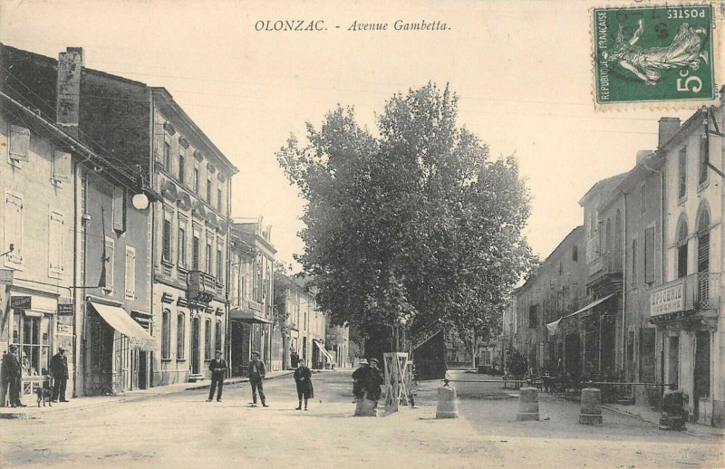 Carte postale ancienne Olonzac Avenue Gambetta à Olonzac