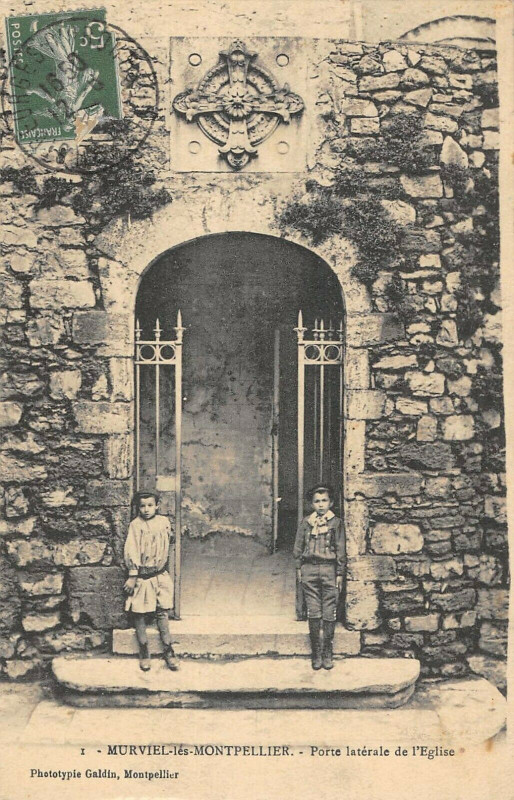 Carte postale ancienne Murviel Les Montpellier Porte Laterale De L'Eglise (cliché rare à Montpellier