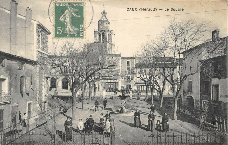 Carte postale ancienne Caux Le Square à Caux