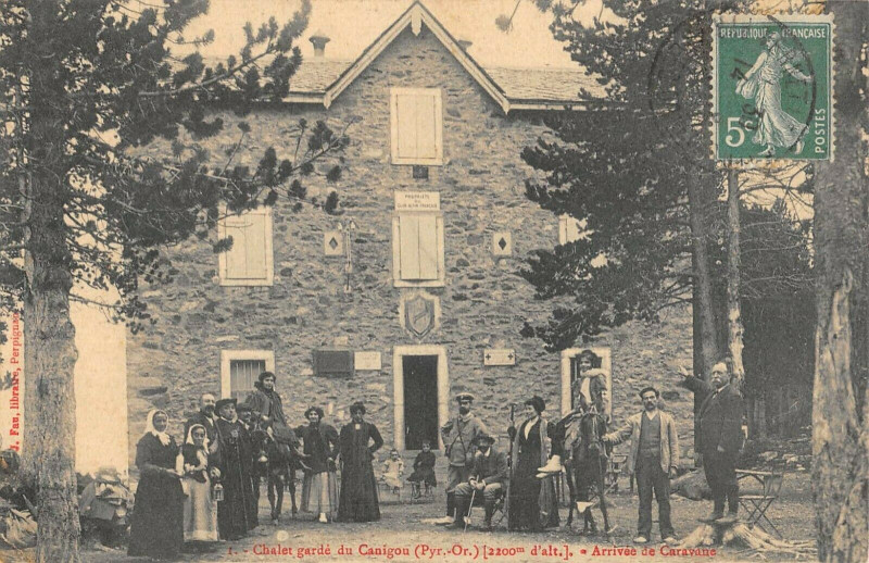 Carte postale ancienne Chalet Garde Du Canigou Arrivee De Caravane