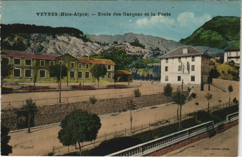 Carte postale ancienne Veynes Ecole des Garcons et la Poste à Veynes