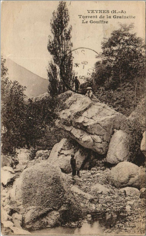 Carte postale ancienne Veynes Torrent de la Graizette - Le Gouffre à Veynes