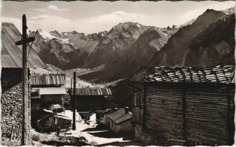 Carte postale ancienne Saint-Veran Un Coin du Village et Vue sur la Montagne des Avers