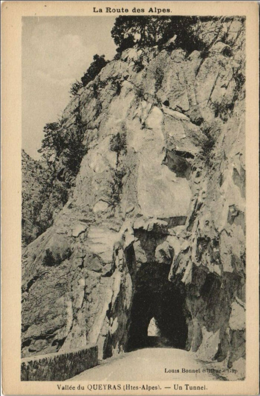 Carte postale ancienne Vallee du Queyras - Un Tunnel