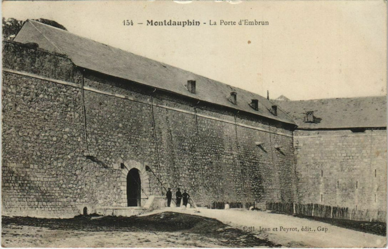 Carte postale ancienne Mont-Dauphin La Porte d'Embrun à Embrun