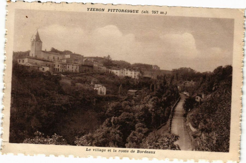 Carte postale ancienne Yzeron-Le village et la route de Bordeaux à Yzeron