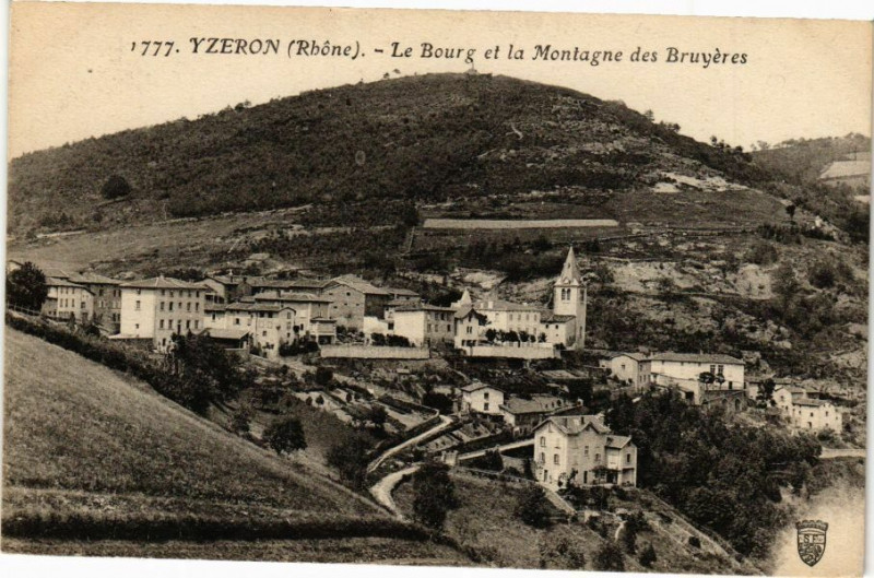 Carte postale ancienne Yzeron-Le Bourg et la Montagne des Bruyeres à Yzeron