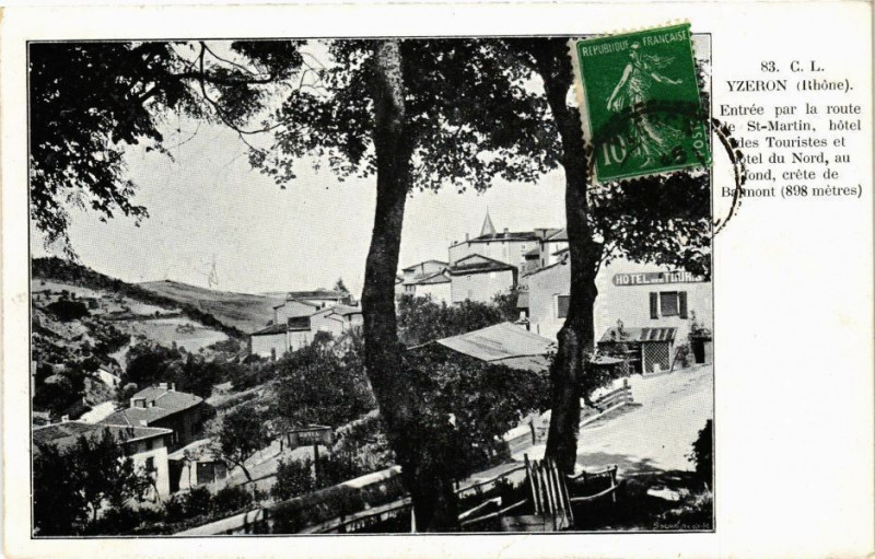 Carte postale ancienne Yzeron-Entrée par la route de Saint-Martin-Hotel des Touristes à Yzeron