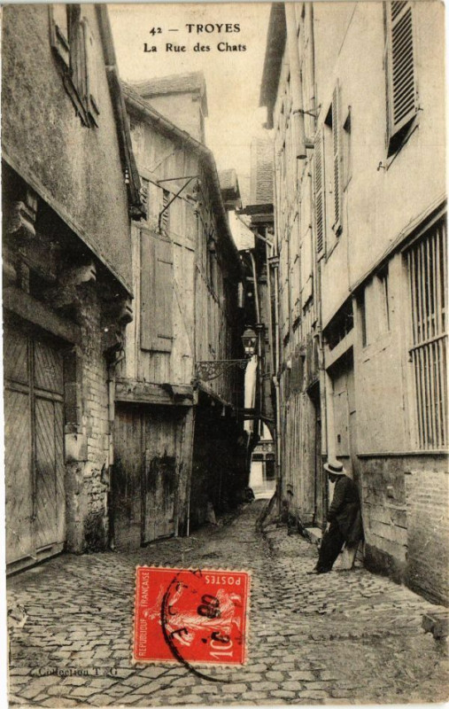 Carte postale ancienne Troyes-La Rue des Chats