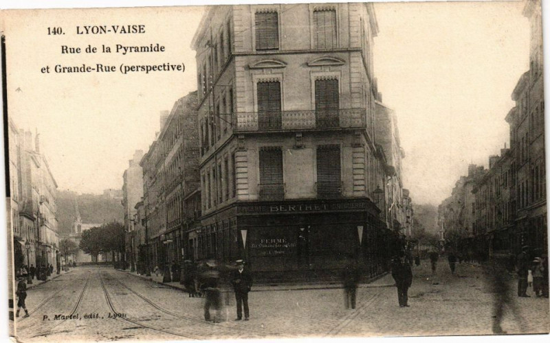 Carte postale ancienne Lyon-Vaise-Rue de la Pyramide et Grande Rue à Lyon