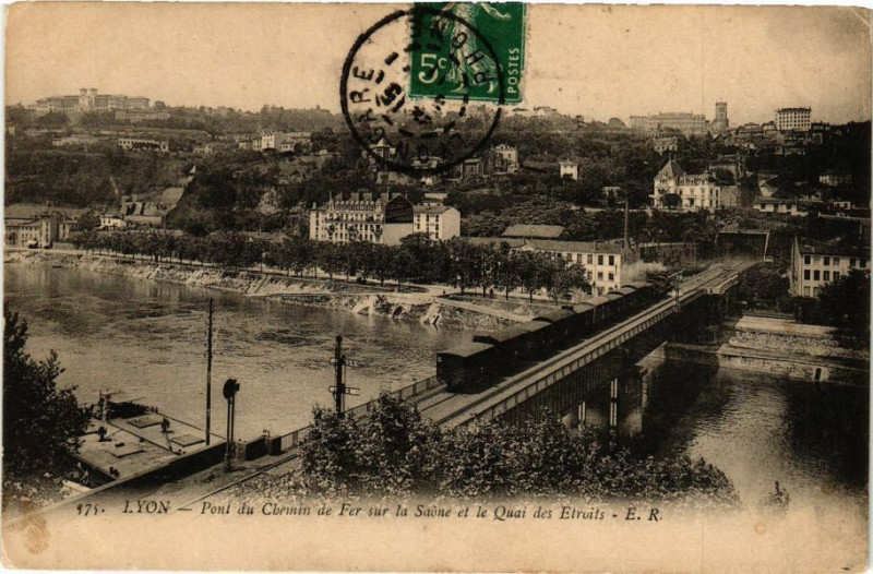 Carte postale ancienne Lyon-Pont du Chemin de Fer sur la Saone et le Quai des Etroits à Lyon
